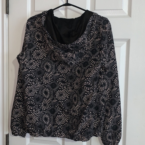 Volcom windbreaker. - Picture 2 of 2